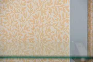 アンティーク家具　アンティーク　おしゃれな壁紙付きペイントガラスケース(ショーケース)