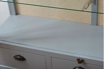 アンティーク家具　アンティーク　おしゃれな壁紙付きペイントガラスケース(ショーケース)