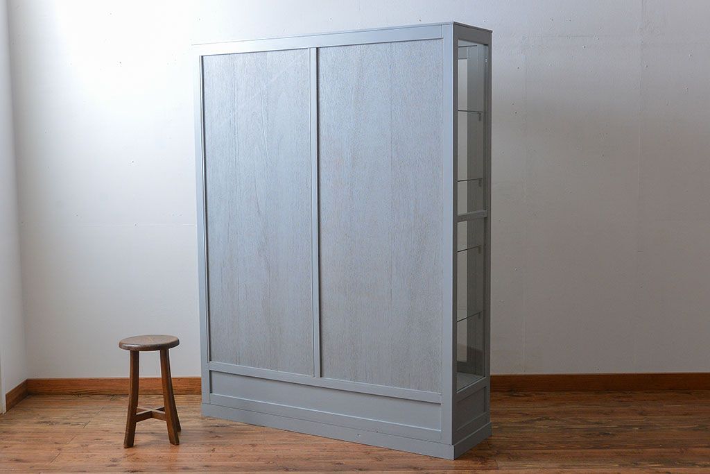 アンティーク家具　アンティーク　おしゃれな壁紙付きペイントガラスケース(ショーケース)