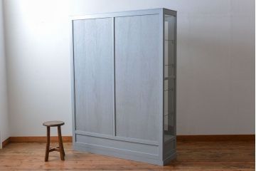 アンティーク家具　アンティーク　おしゃれな壁紙付きペイントガラスケース(ショーケース)