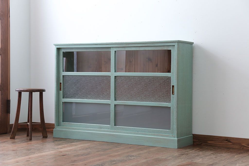 アンティーク家具　アンティークペイント　3種のガラス入り!おしゃれな引き戸収納棚