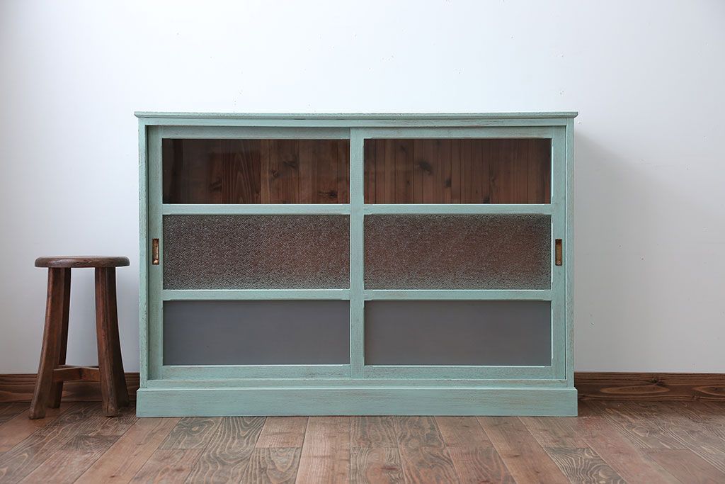 アンティーク家具　アンティークペイント　3種のガラス入り!おしゃれな引き戸収納棚