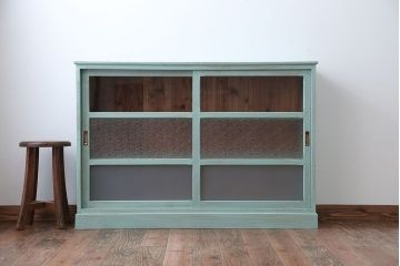 アンティーク家具　アンティークペイント　3種のガラス入り!おしゃれな引き戸収納棚
