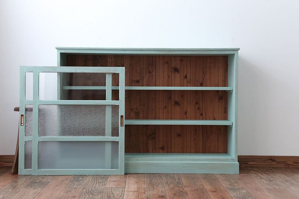 アンティーク家具　アンティークペイント　3種のガラス入り!おしゃれな引き戸収納棚