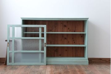 アンティーク家具　アンティークペイント　3種のガラス入り!おしゃれな引き戸収納棚