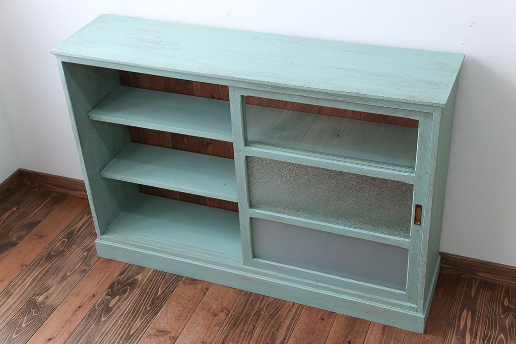 アンティーク家具　アンティークペイント　3種のガラス入り!おしゃれな引き戸収納棚