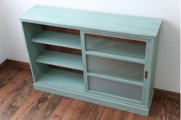 アンティーク家具　アンティークペイント　3種のガラス入り!おしゃれな引き戸収納棚