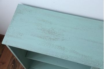 アンティーク家具　アンティークペイント　3種のガラス入り!おしゃれな引き戸収納棚