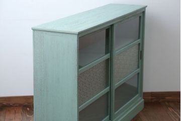 アンティーク家具　アンティークペイント　3種のガラス入り!おしゃれな引き戸収納棚
