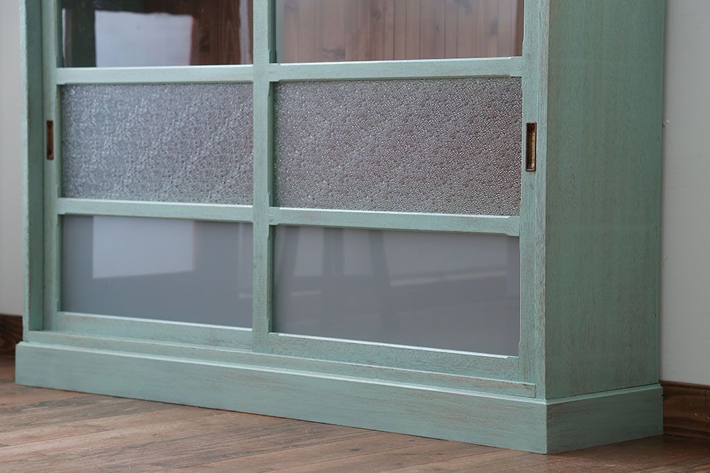 アンティーク家具　アンティークペイント　3種のガラス入り!おしゃれな引き戸収納棚