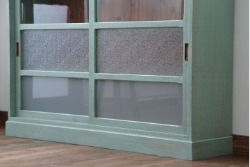 アンティーク家具　アンティークペイント　3種のガラス入り!おしゃれな引き戸収納棚