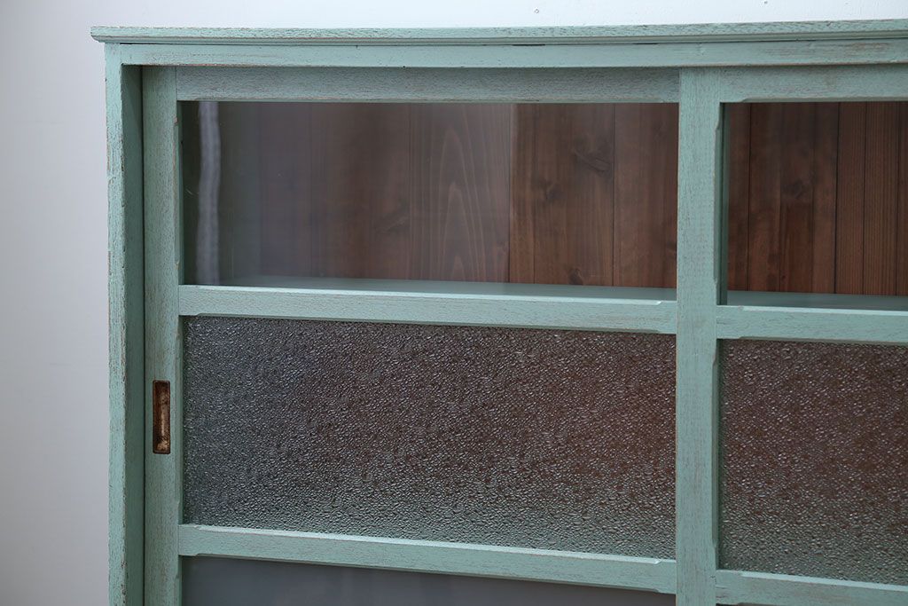 アンティーク家具　アンティークペイント　3種のガラス入り!おしゃれな引き戸収納棚