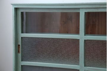 アンティーク家具　アンティークペイント　3種のガラス入り!おしゃれな引き戸収納棚