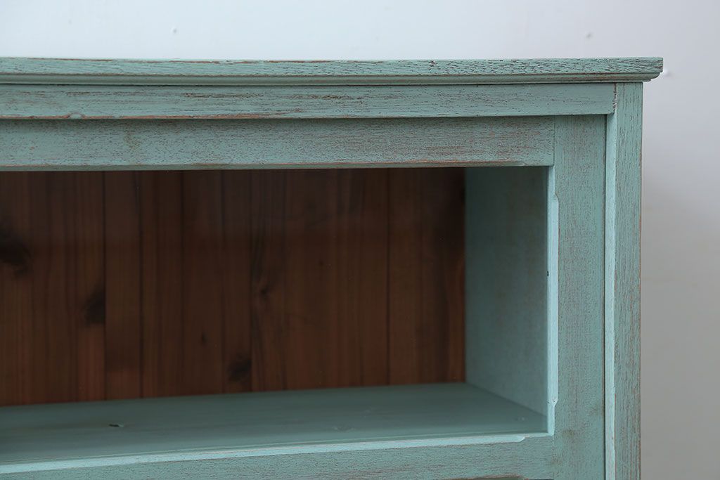 アンティーク家具　アンティークペイント　3種のガラス入り!おしゃれな引き戸収納棚