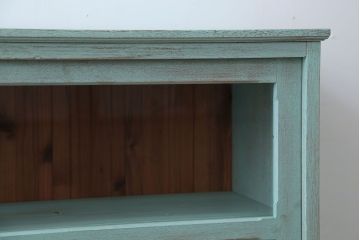 アンティーク家具　アンティークペイント　3種のガラス入り!おしゃれな引き戸収納棚