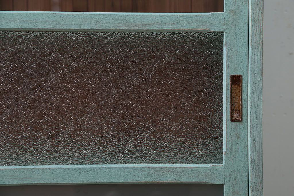 アンティーク家具　アンティークペイント　3種のガラス入り!おしゃれな引き戸収納棚