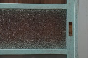 アンティーク家具　アンティークペイント　3種のガラス入り!おしゃれな引き戸収納棚