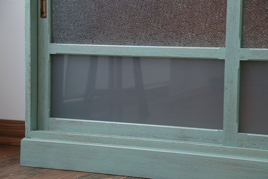 アンティーク家具　アンティークペイント　3種のガラス入り!おしゃれな引き戸収納棚