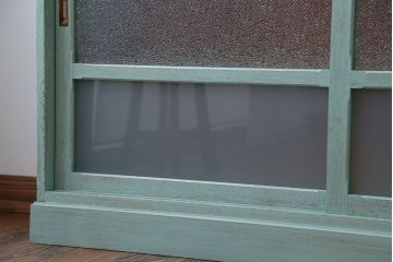 アンティーク家具　アンティークペイント　3種のガラス入り!おしゃれな引き戸収納棚