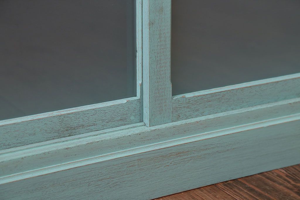 アンティーク家具　アンティークペイント　3種のガラス入り!おしゃれな引き戸収納棚