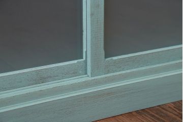 アンティーク家具　アンティークペイント　3種のガラス入り!おしゃれな引き戸収納棚