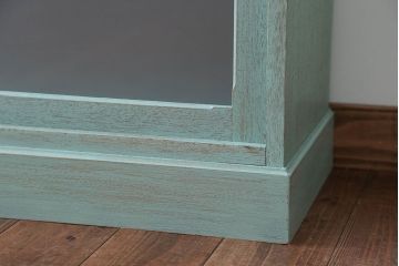 アンティーク家具　アンティークペイント　3種のガラス入り!おしゃれな引き戸収納棚