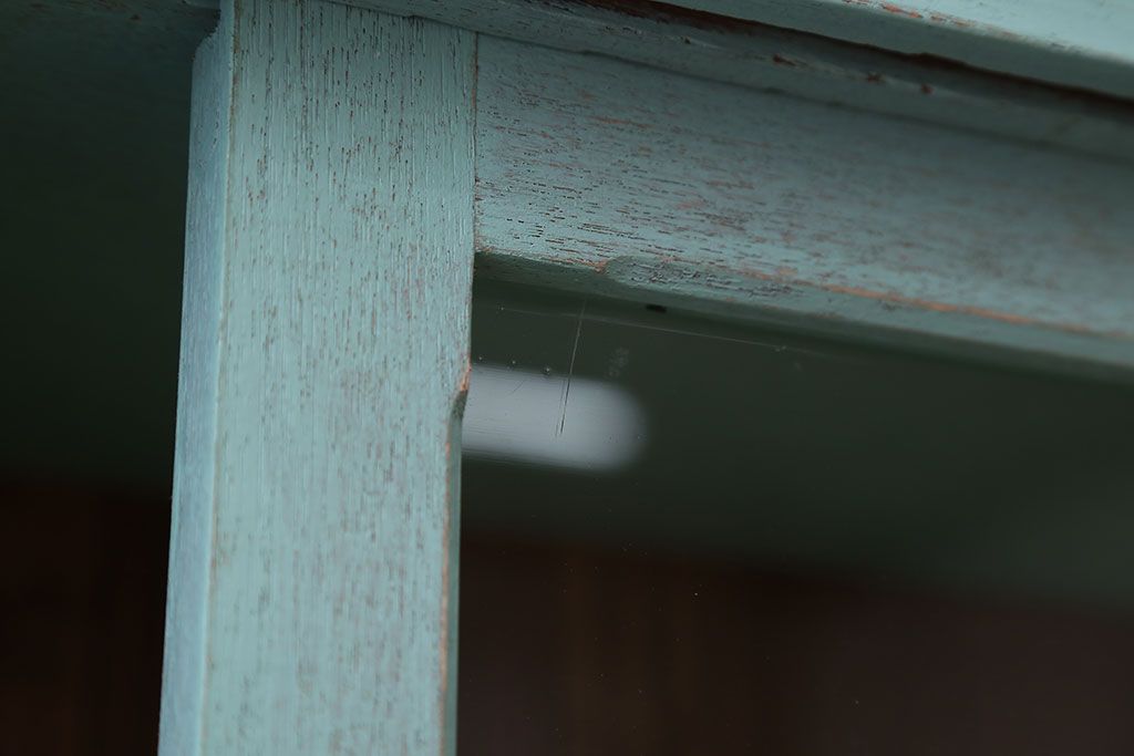 アンティーク家具　アンティークペイント　3種のガラス入り!おしゃれな引き戸収納棚