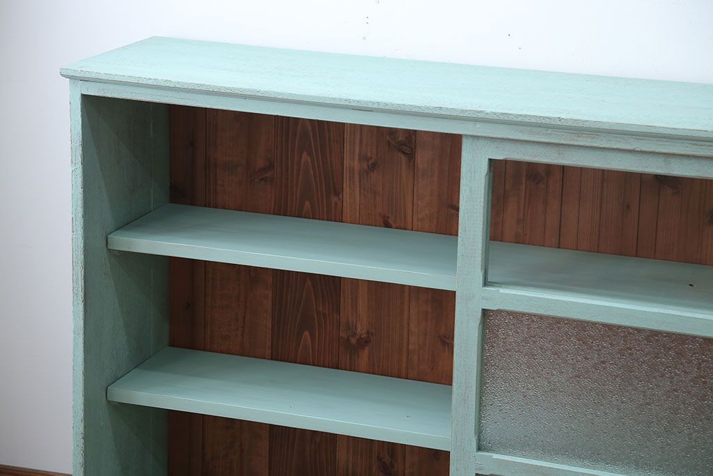 アンティーク家具　アンティークペイント　3種のガラス入り!おしゃれな引き戸収納棚