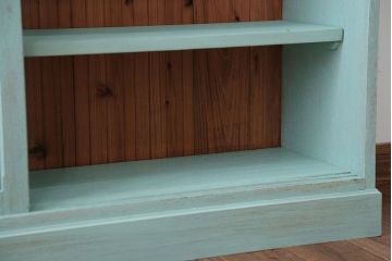 アンティーク家具　アンティークペイント　3種のガラス入り!おしゃれな引き戸収納棚