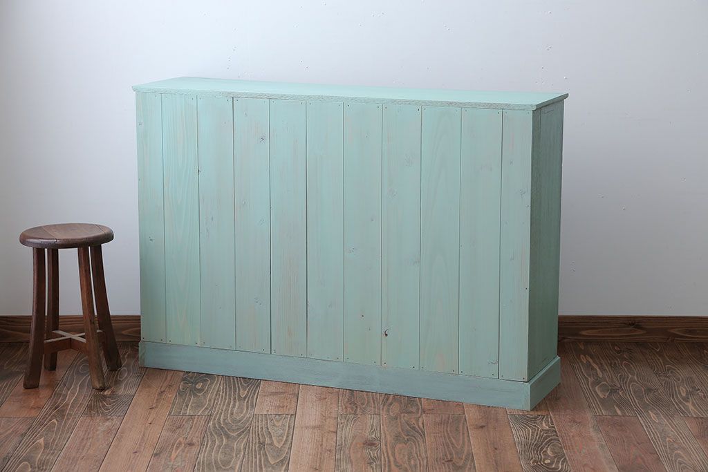 アンティーク家具　アンティークペイント　3種のガラス入り!おしゃれな引き戸収納棚