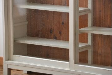 アンティーク家具　アンティークペイント　気泡ガラス入り!薄型収納棚