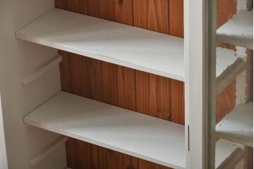 アンティーク家具　アンティークペイント　気泡ガラス入り!薄型収納棚