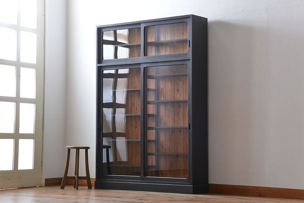 アンティーク家具　アンティークペイント　クリアガラス引き戸の薄型収納棚