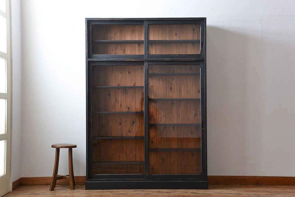 アンティーク家具　アンティークペイント　クリアガラス引き戸の薄型収納棚