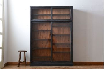 アンティーク家具　アンティークペイント　クリアガラス引き戸の薄型収納棚