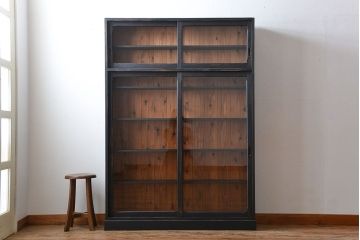 アンティーク家具　アンティークペイント　クリアガラス引き戸の薄型収納棚