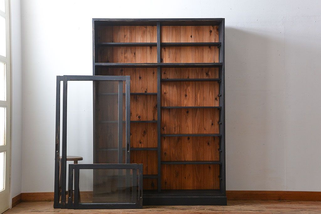 アンティーク家具　アンティークペイント　クリアガラス引き戸の薄型収納棚