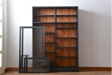 アンティーク家具　アンティークペイント　クリアガラス引き戸の薄型収納棚