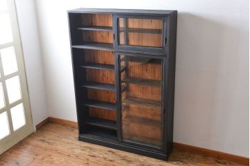 アンティーク家具　アンティークペイント　クリアガラス引き戸の薄型収納棚