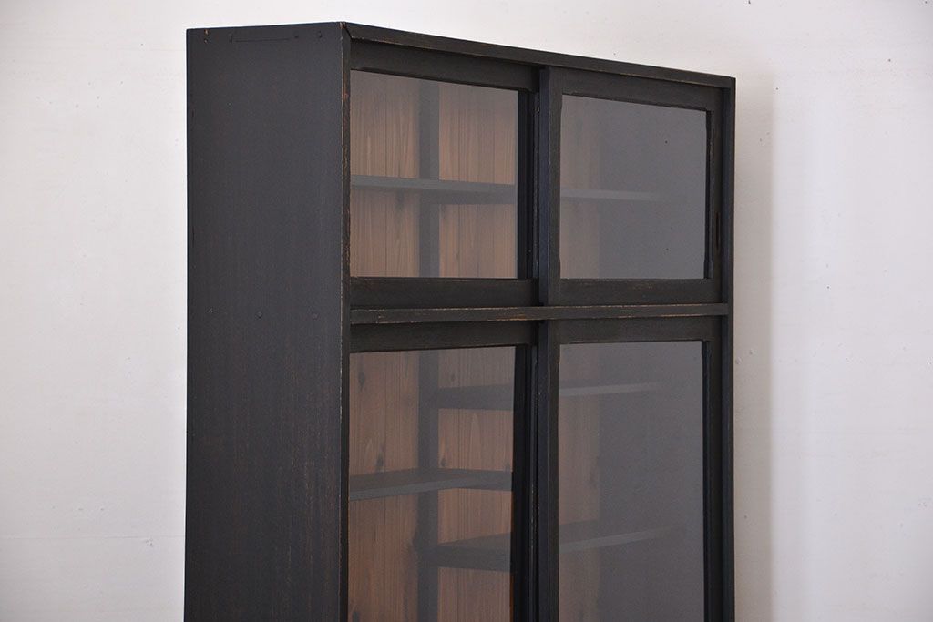 アンティーク家具　アンティークペイント　クリアガラス引き戸の薄型収納棚