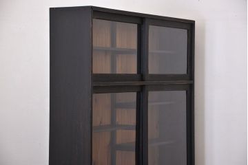 アンティーク家具　アンティークペイント　クリアガラス引き戸の薄型収納棚