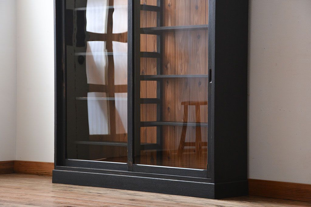 アンティーク家具　アンティークペイント　クリアガラス引き戸の薄型収納棚