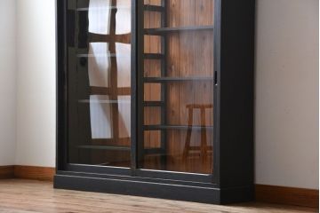 アンティーク家具　アンティークペイント　クリアガラス引き戸の薄型収納棚