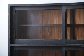 アンティーク家具　アンティークペイント　クリアガラス引き戸の薄型収納棚