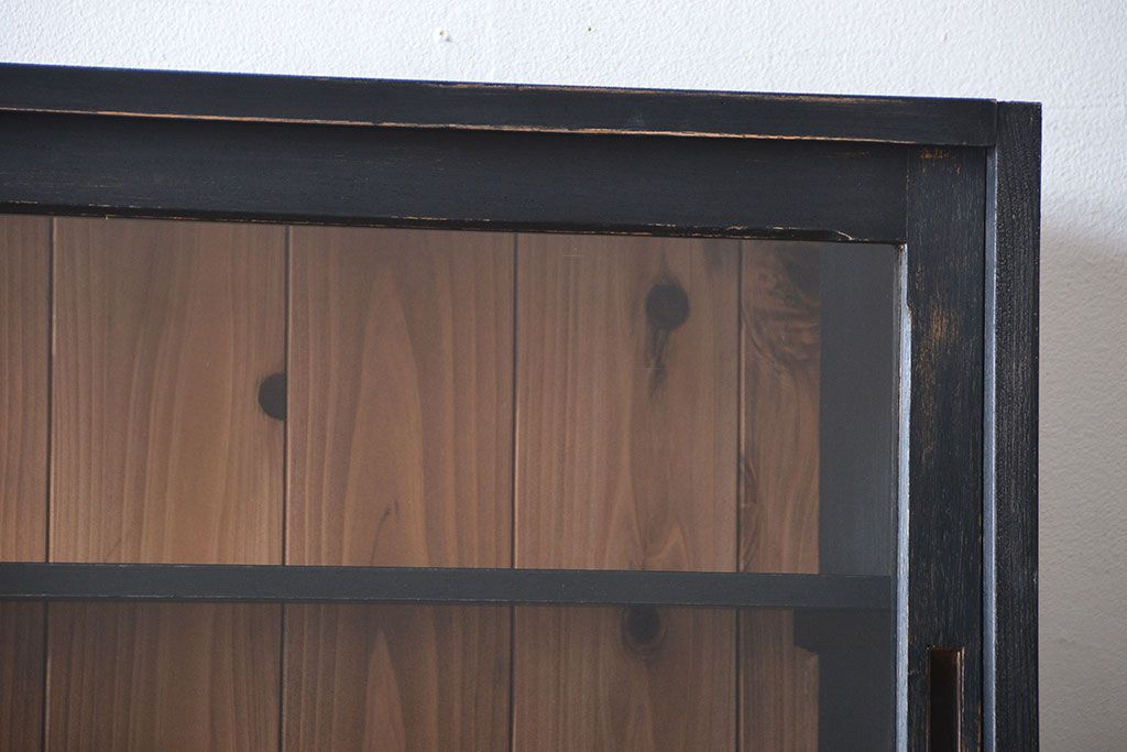 アンティーク家具　アンティークペイント　クリアガラス引き戸の薄型収納棚