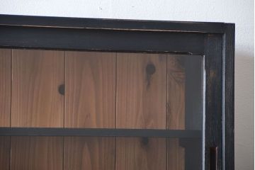 アンティーク家具　アンティークペイント　クリアガラス引き戸の薄型収納棚