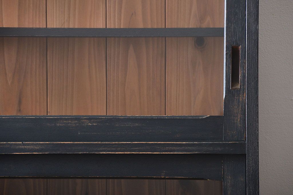 アンティーク家具　アンティークペイント　クリアガラス引き戸の薄型収納棚