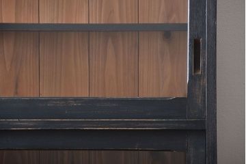 アンティーク家具　アンティークペイント　クリアガラス引き戸の薄型収納棚