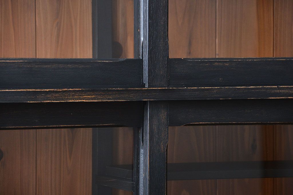 アンティーク家具　アンティークペイント　クリアガラス引き戸の薄型収納棚