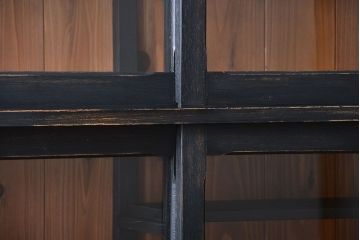 アンティーク家具　アンティークペイント　クリアガラス引き戸の薄型収納棚